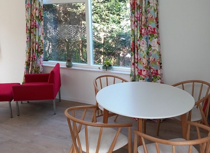 Modern kitchen in vacation home Huisje Quirijn, De Koog Texel with wooden cabinets and light through skylight.