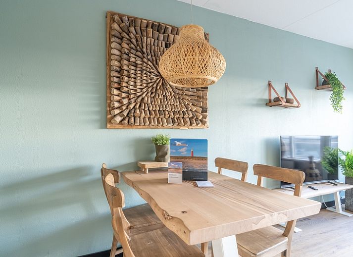 Stilvolle Sitzecke im Apartment Juliana 140 Island and Sea View, De Koog, Texel mit Panoramablick auf das Meer.