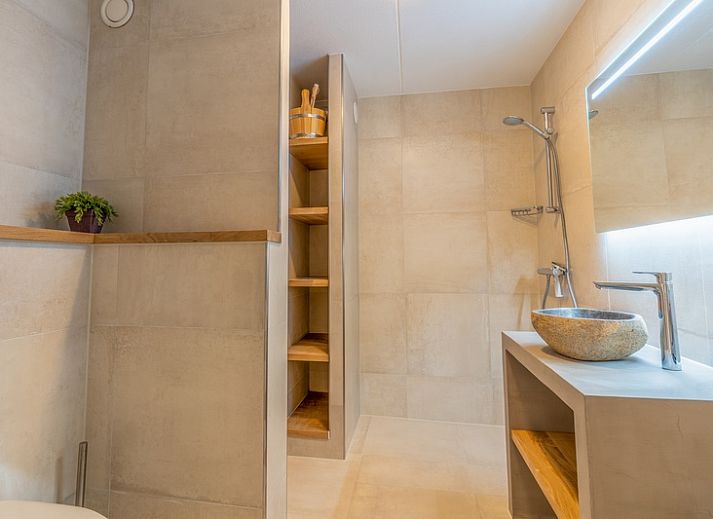 Stilvolle Sitzecke im Apartment Juliana 140 Island and Sea View, De Koog, Texel mit Panoramablick auf das Meer.