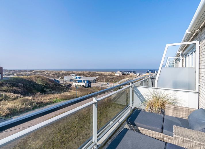 Modernes Wohnzimmer mit bequemem Sofa im Apartment Juliana 140 Insel- und Meerblick, De Koog, Texel.