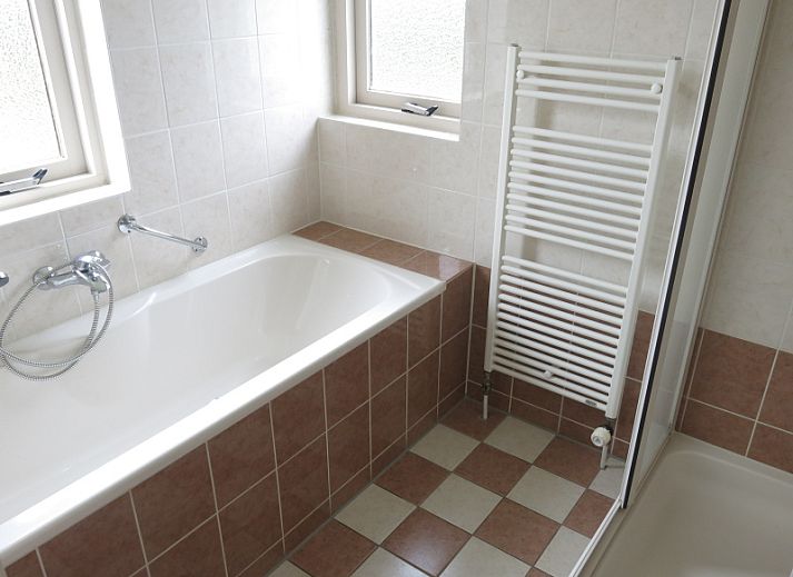 Bungalow 23 in De Koog, Texel, mit sonniger Terrasse und gruenem Garten auf den Watteninseln.