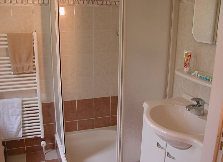 Bungalow 23 in De Koog, Texel, mit sonniger Terrasse und gruenem Garten auf den Watteninseln.