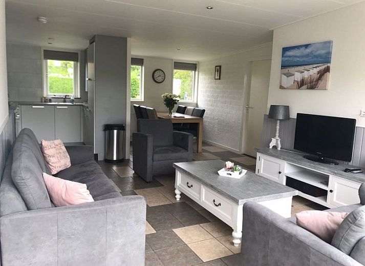 Bungalow 23 in De Koog, Texel, mit sonniger Terrasse und gruenem Garten auf den Watteninseln.