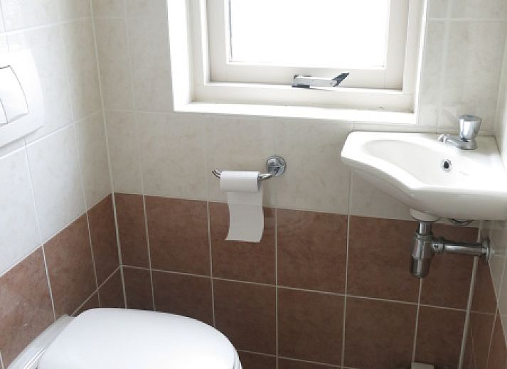 Modernes Badezimmer mit Badewanne im Bungalow 23, Ferienhaus De Koog, Texel.