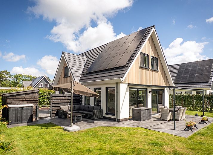 Villa 41 in De Koog, Texel, with sunny terrace and green garden, ideal vacation home on the Wadden Islands.