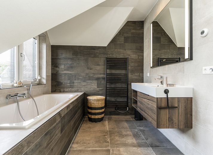 Stylish living room of Villa 41 in De Koog, Texel, with modern decor and lots of natural light.