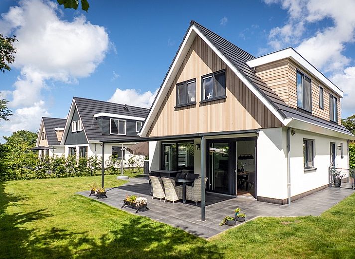 Open kitchen and dining area in Villa 41, vacation home in De Koog, Texel, with contemporary furniture.