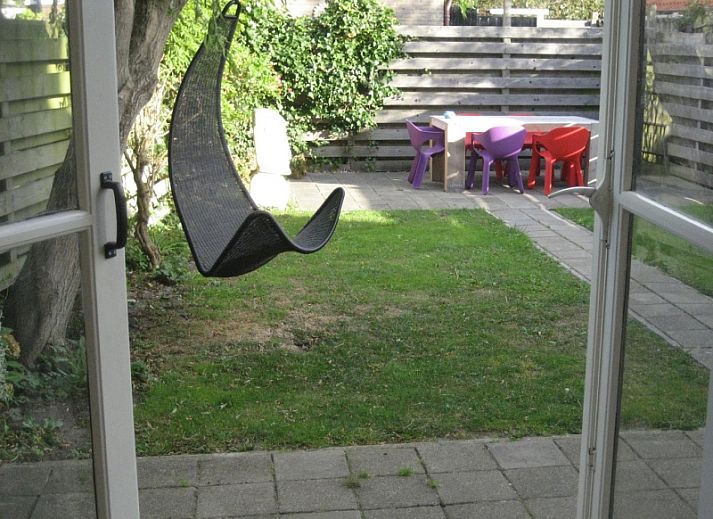 The Duinputter vacation home in De Koog Texel with classic facade and red roof tiles.