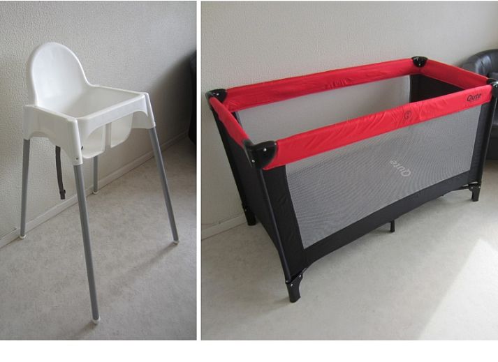 Backyard of The Duinputter vacation home in De Koog Texel with balcony and green view.