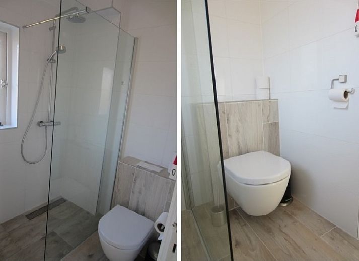 Backyard of The Duinputter vacation home in De Koog Texel with balcony and green view.