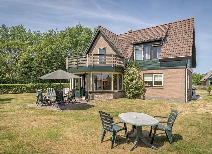 Country house Landleven No. 81 in De Koog, Texel with spacious garden and terrace for relaxing stay.