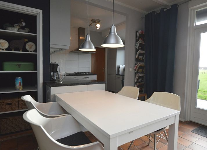 Gemuetliches Wohnzimmer in Orchismient 45 grosses Ferienhaus De Koog Texel mit bequemen Sitzgelegenheiten und Kamin.