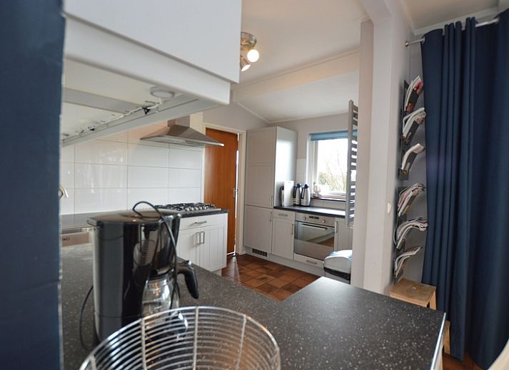 Gemuetliches Wohnzimmer in Orchismient 45 grosses Ferienhaus De Koog Texel mit bequemen Sitzgelegenheiten und Kamin.