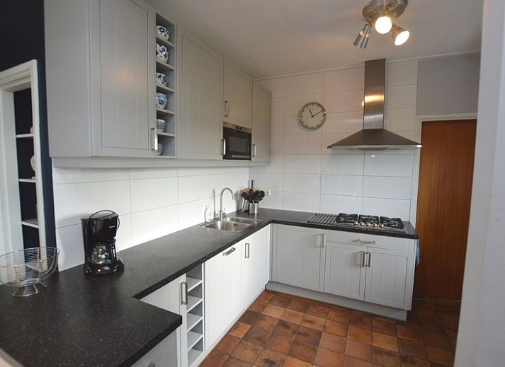 Gemuetliches Wohnzimmer in Orchismient 45 grosses Ferienhaus De Koog Texel mit bequemen Sitzgelegenheiten und Kamin.