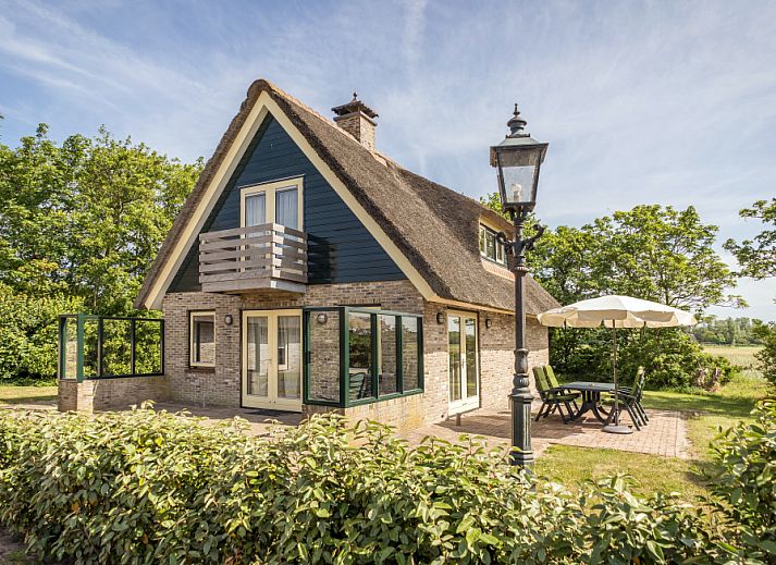 Villa in De Koog, Texel with charming thatched roof and sunny terrace in the Wadden Islands.