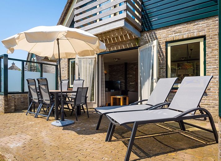 Villa in De Koog, Texel with charming thatched roof and sunny terrace in the Wadden Islands.