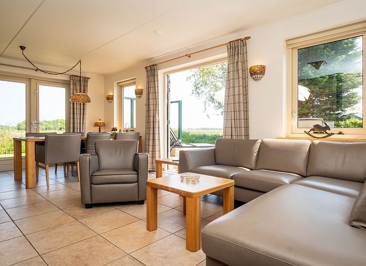 Villa in De Koog, Texel with charming thatched roof and sunny terrace in the Wadden Islands.