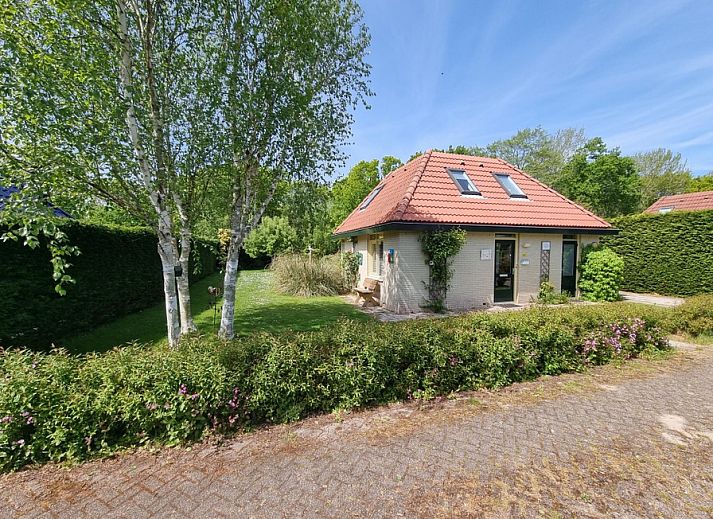 Residence California - Geborchenheit - 361, vacation home in De Koog, Texel with green garden and charming facade.