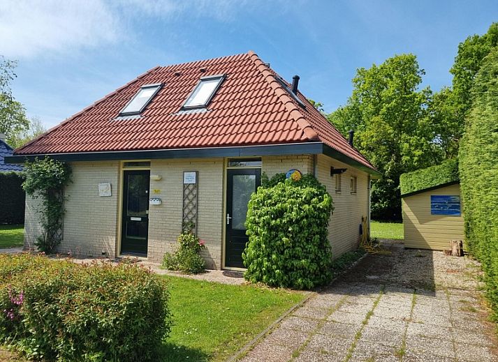 Residence California - Geborchenheit - 361, vacation home in De Koog, Texel with green garden and charming facade.