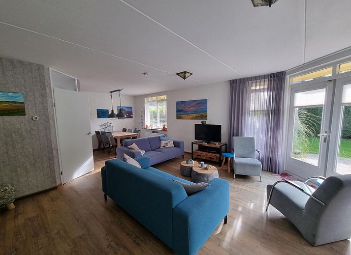 Residence California - Geborchenheit - 361, vacation home in De Koog, Texel with green garden and charming facade.