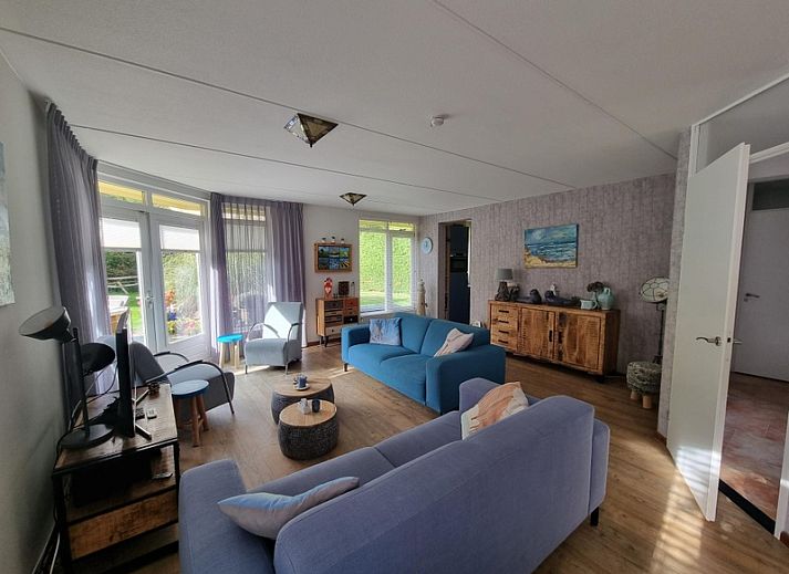 Residence California - Geborchenheit - 361, vacation home in De Koog, Texel with green garden and charming facade.