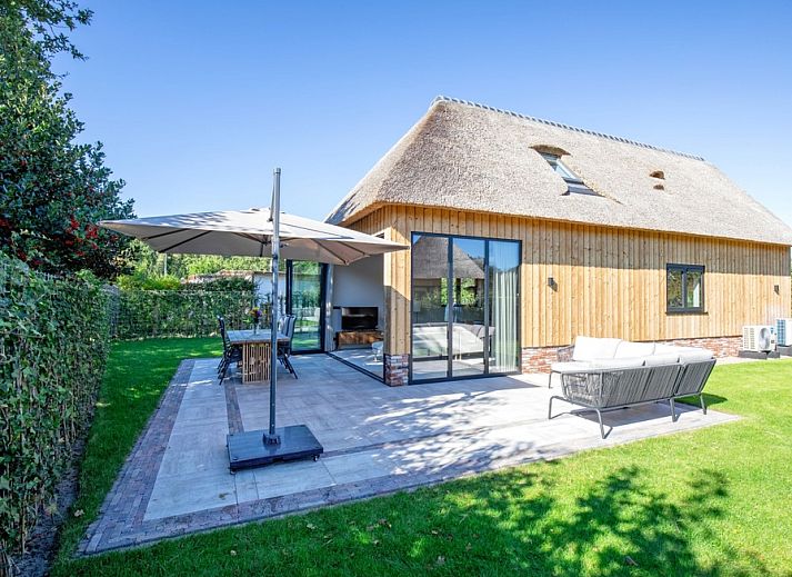 Villa Flo in De Koog, Texel with sunny terrace and comfortable outdoor seating.