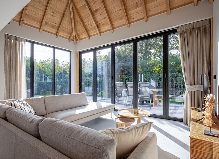 Villa Flo in De Koog, Texel with sunny terrace and comfortable outdoor seating.