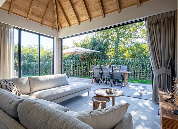 Villa Flo in De Koog, Texel with sunny terrace and comfortable outdoor seating.