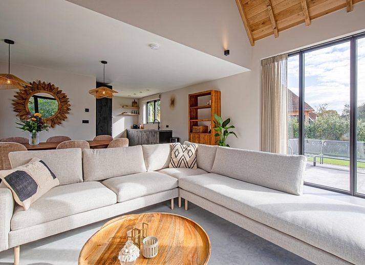 Villa Flo in De Koog, Texel with sunny terrace and comfortable outdoor seating.