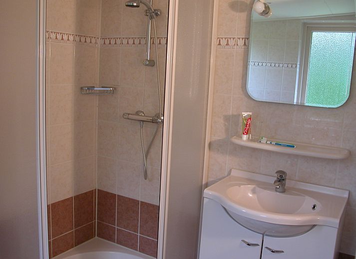 Bungalow 33 in De Koog op Texel biedt een gezellige buitenruimte met terras en tuin, ideaal voor ontspanning op de Waddeneilanden.