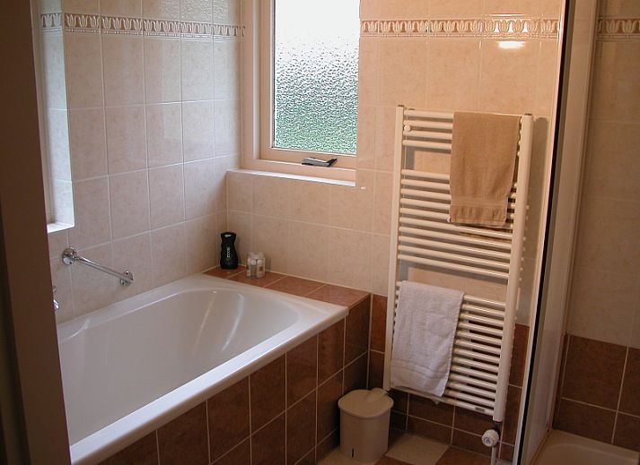 Bungalow 33 in De Koog op Texel biedt een gezellige buitenruimte met terras en tuin, ideaal voor ontspanning op de Waddeneilanden.