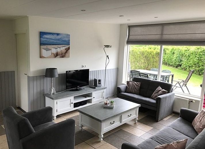 Bungalow 33 in De Koog op Texel biedt een gezellige buitenruimte met terras en tuin, ideaal voor ontspanning op de Waddeneilanden.