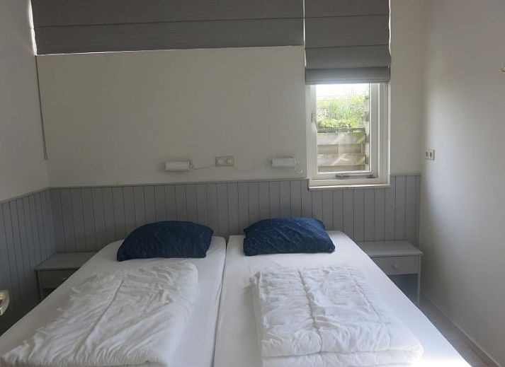 Moderne badkamer in Bungalow 33, De Koog, Texel, met douche en wastafel, perfect voor een comfortabel verblijf op de Waddeneilanden.