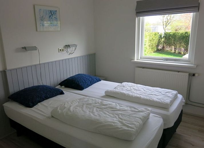 Moderne badkamer in Bungalow 33, De Koog, Texel, met douche en wastafel, perfect voor een comfortabel verblijf op de Waddeneilanden.
