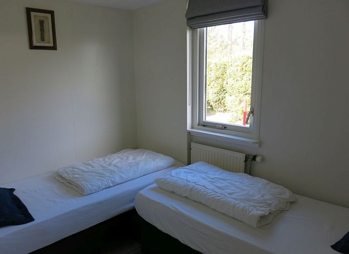 Moderne badkamer in Bungalow 33, De Koog, Texel, met douche en wastafel, perfect voor een comfortabel verblijf op de Waddeneilanden.