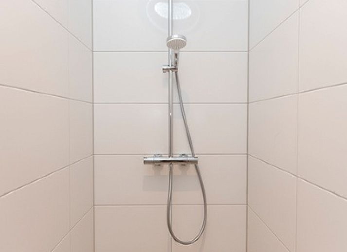 Modern vacation home Villa 35a in De Koog, Texel with spacious outdoor area.