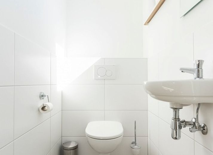 Modern vacation home Villa 35a in De Koog, Texel with spacious outdoor area.