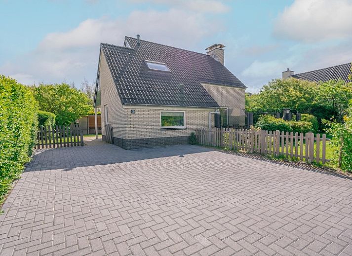 Vacation home Honeysuckle 81 in De Koog, Texel with spacious driveway and enclosed garden, ideal for a relaxing stay on the Wadden Islands.