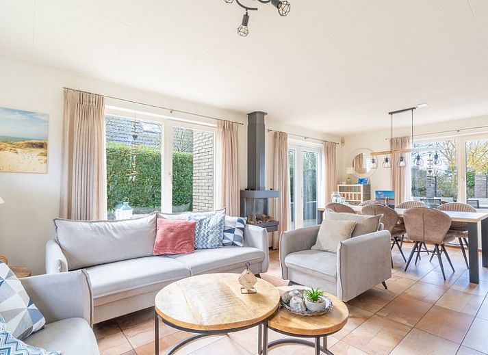 Vacation home Honeysuckle 81 in De Koog, Texel with spacious driveway and enclosed garden, ideal for a relaxing stay on the Wadden Islands.