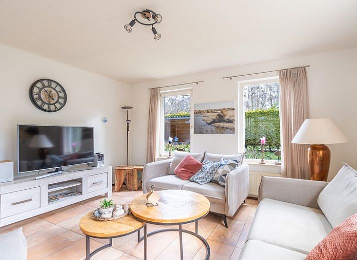 Vacation home Honeysuckle 81 in De Koog, Texel with spacious driveway and enclosed garden, ideal for a relaxing stay on the Wadden Islands.