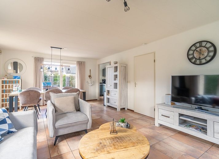 Cozy vacation home Honeysuckle 81 in De Koog, Texel with enclosed garden and spacious driveway, perfect for a relaxing vacation on the Wadden Islands.