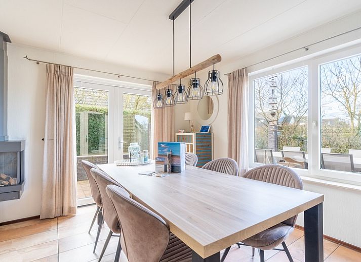 Cozy vacation home Honeysuckle 81 in De Koog, Texel with enclosed garden and spacious driveway, perfect for a relaxing vacation on the Wadden Islands.