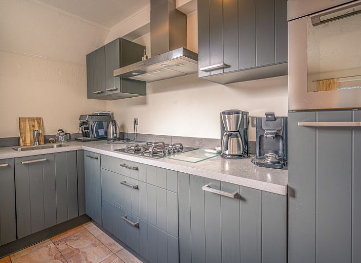 Cozy vacation home Honeysuckle 81 in De Koog, Texel with enclosed garden and spacious driveway, perfect for a relaxing vacation on the Wadden Islands.