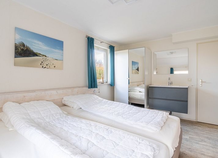 Cozy vacation home Honeysuckle 81 in De Koog, Texel with enclosed garden and spacious driveway, perfect for a relaxing vacation on the Wadden Islands.