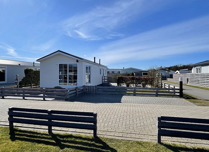 Chaletpark Bregkoog - Chalet Bregkoog 227, modern vacation home in De Koog, Texel with spacious driveway and sunny surroundings.