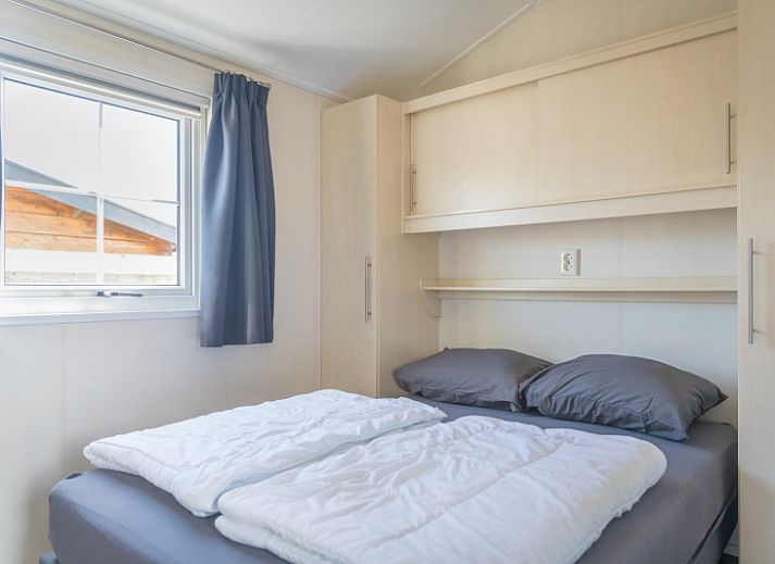 Cozy living room in Chalet Bregkoog 227, Chaletpark Bregkoog, De Koog, Texel with comfortable sofa and colorful armchair.