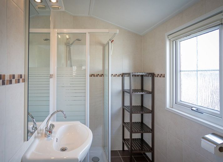 Cozy living room in Chalet Bregkoog 227, Chaletpark Bregkoog, De Koog, Texel with comfortable sofa and colorful armchair.