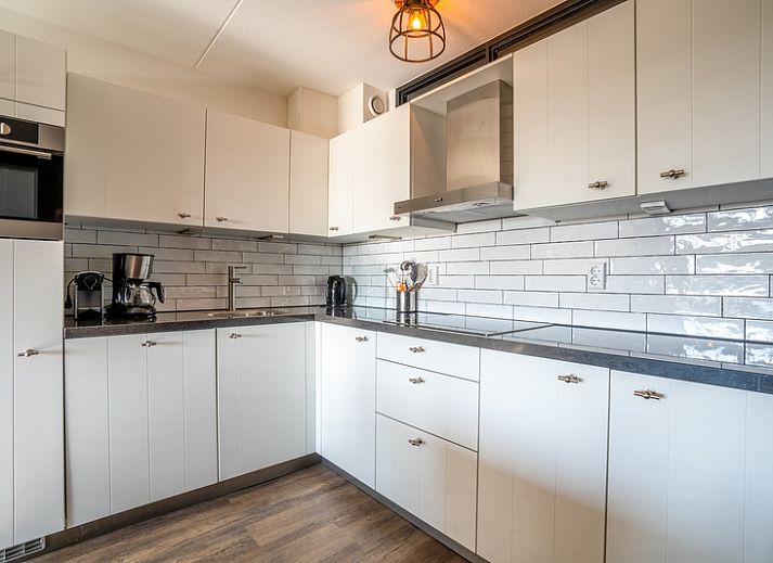 Stijlvolle zithoek in Appartement Juliana 048 met grote ramen en zeezicht, De Koog, Texel.