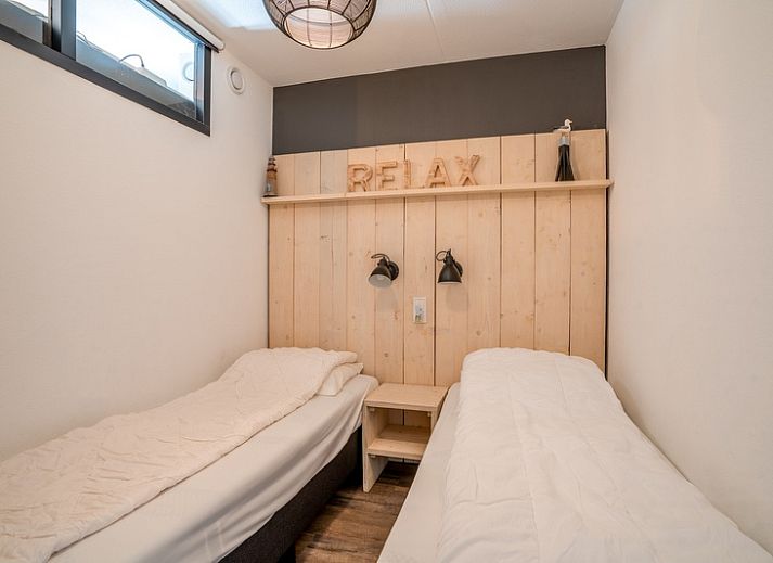 Stijlvolle zithoek in Appartement Juliana 048 met grote ramen en zeezicht, De Koog, Texel.