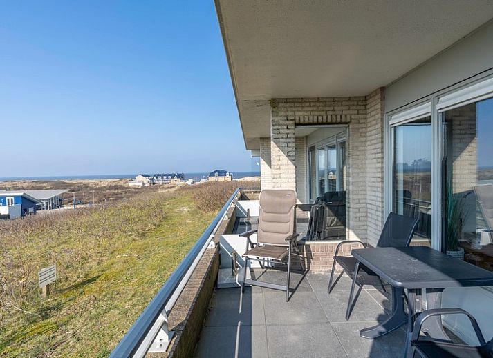 Lichte leefruimte in Appartement Juliana 048 met comfortabele banken en uitzicht op de natuur, De Koog, Texel.